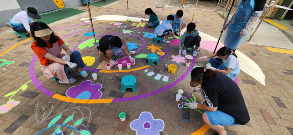 쌍류초 학생들이 ‘자연과 하나 되어 바닥 그림 그리기’ 활동에 참여하고 있다.