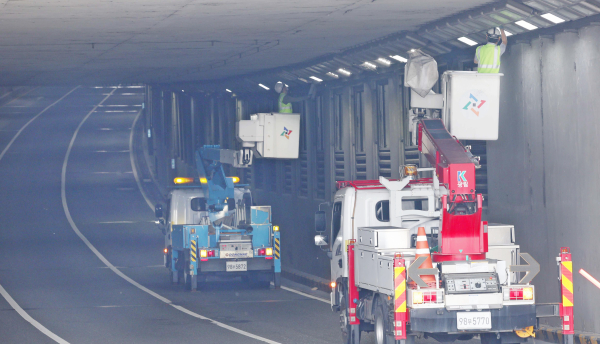 LED 조명기구 공사하고 있는 모습