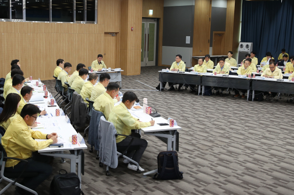​ 12일 대전시 대덕구 본사에서 정경윤 사장직무대행을 비롯하여 본사 및 한강, 금강, 영산강·섬진강, 낙동강 유역본부, 28개 댐 지사 등 댐 운영 관련 전 부서가 참여하는 전사 댐 홍수대응 점검 회의를 개최했다. ​