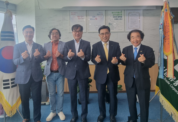 김춘진 한국농수산식품유통공사 사장(우측2번째), 고광모 예원예술대학교 총장직무대행(좌측3번째)