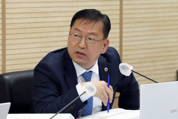 유인호 부위원장