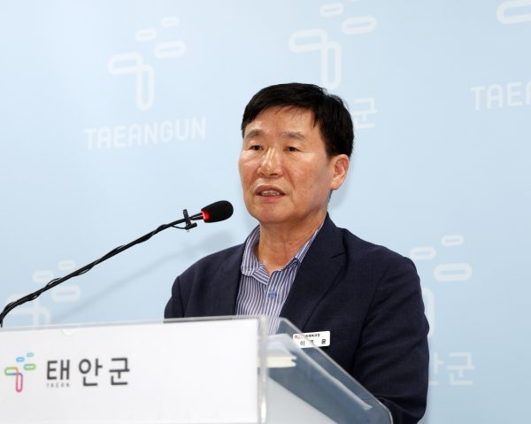 14일 군청 브리핑실에서 정례브리핑 중인 이종윤 교육체육과장.
