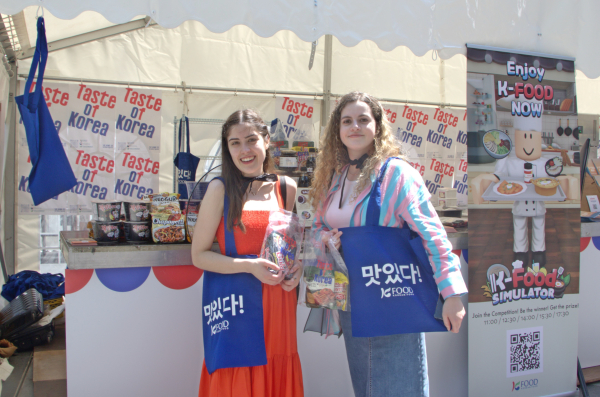 K-푸드의 매력에 반한 영국 Gen-Z세대 모습