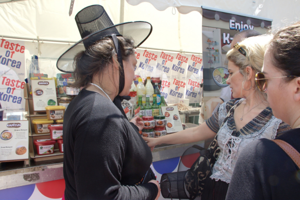 홍보관에 전시된 K-푸드를 살펴보는 영국 현지인