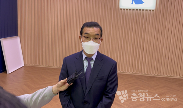 김광신 중구청장이 13일 공직선거법 위반 혐의로 벌금 90만원을 선고받은 뒤 기자회견했다.