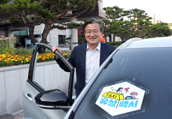 지난 13일 정용래 유성구청장이 자체 웹예능‘유성택시’의 첫 손님으로 탑승하고 있다.