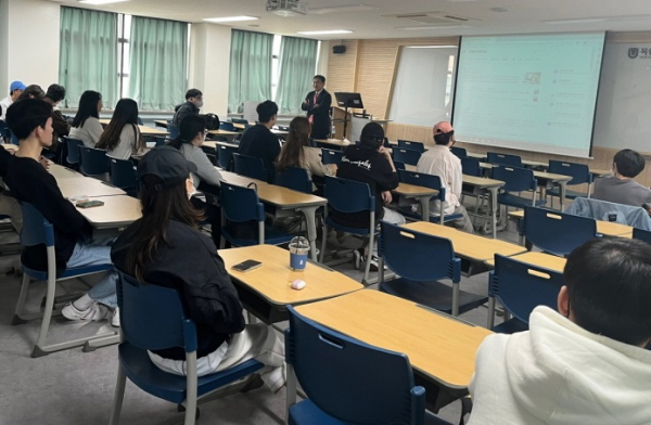 지난 10일 목원대 사회과학대학 강의실에서 경영학과 학생들이 방송·콘텐츠 전문가인 진원재 코인원주식회사 경영관리실장(상무)으로부터 K-문화예술경영에 대한 강의를 듣고 있다
