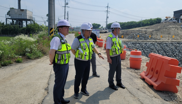 현장점검 사진(김규전 이사(왼쪽), 박민국 논산지사장(가운데))