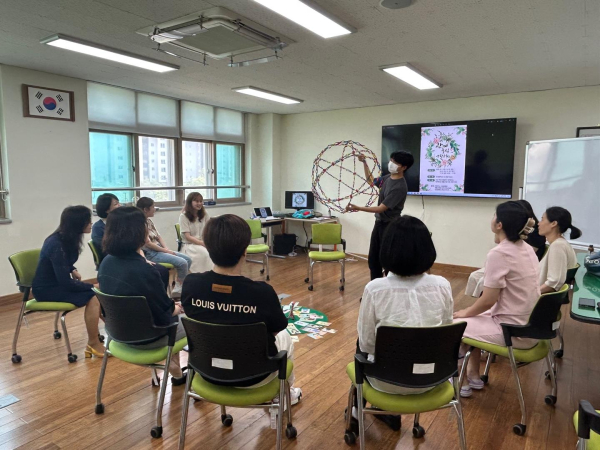 도담중학교 학부모와 교직원이 함께 공동체 서클에 참여해 대화를 나누고 있다.