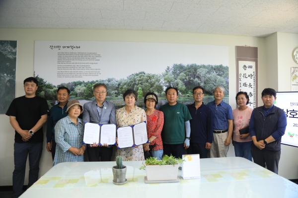 상호협력협약식 진행 후 단체사진(왼쪽에서 네번째 김건호 원장)
