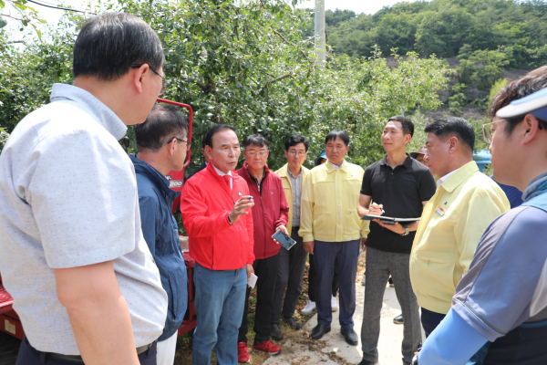 국민의힘 박덕흠 의원이 우박 피해 과수농가를 방문했다.