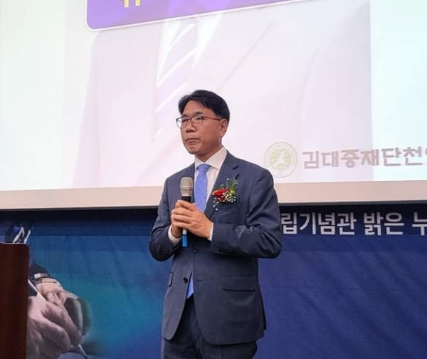 취임사를 하는 이재관 지회장