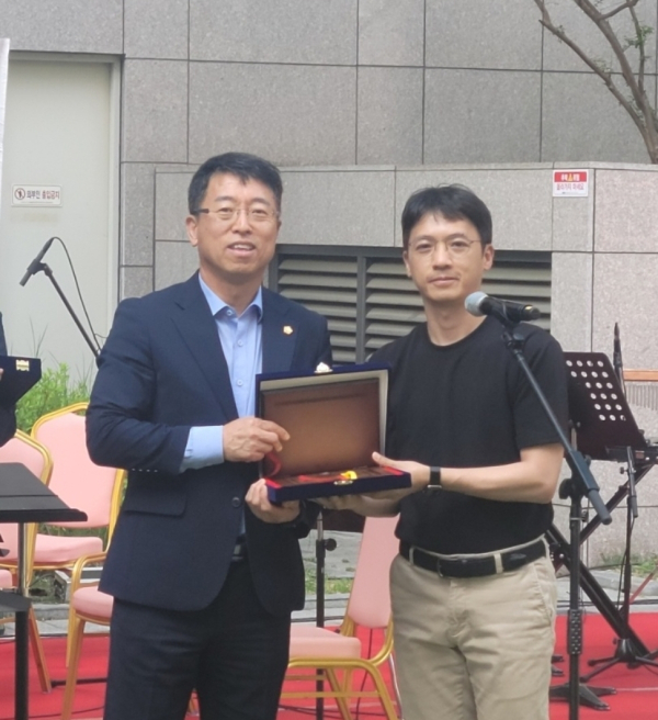 감사장 수상 기념사진을 찍는 이종담 부의장(왼쪽)/이종담 부의장 제공