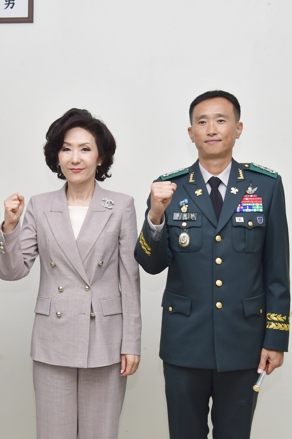 이동희 학군단장, 모교 출신 최초 학군단장 취임 (좌) 이진숙 총장