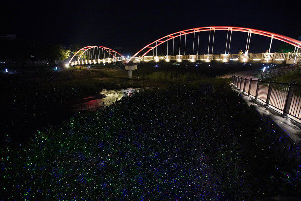 지난 19일 해미천에서 열린 일상의 작은 행복으로의 초대 공공디자인 공모사업 점등식 모습