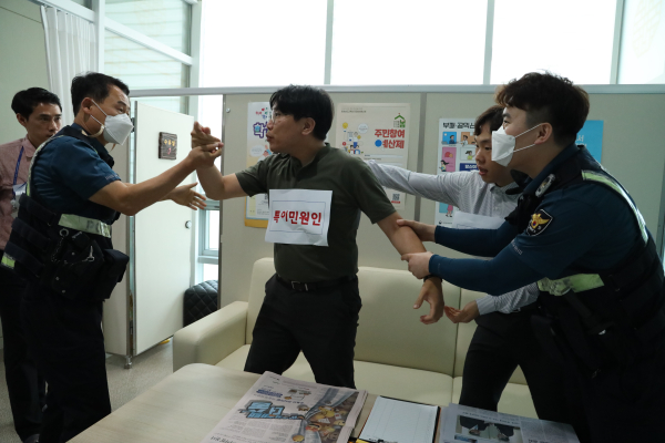 19일 특이민원 발생 대비 합동 모의훈련에서 경찰 제지 모습