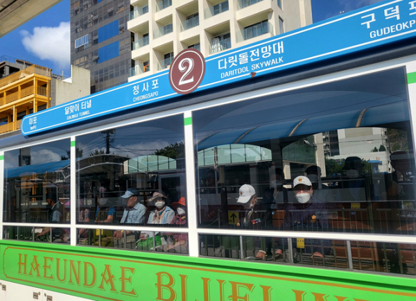 국가유공자들이 해변열차를 탑승하고 있다.
