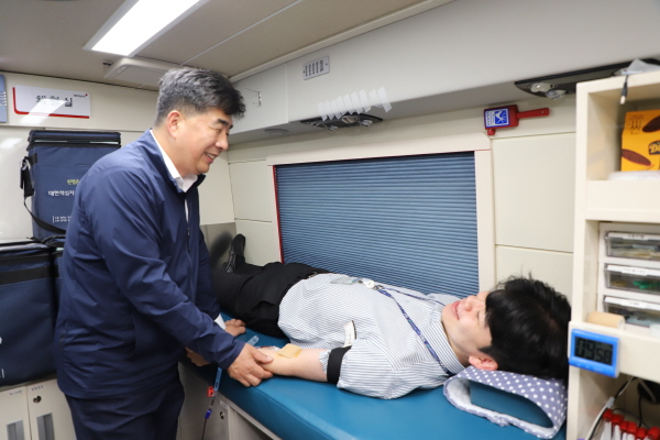 백남성 농협은행충남영업본부장(왼쪽)이 헌혈 캠페인에 동참한 직원을 격려하고 있다