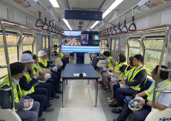 실제 차량을 이용하여 현차시험을 진행하고 있는 모습