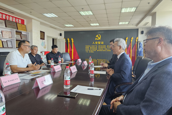 중국 동북대학교에서 이희학 총장(오른쪽 두 번째)이 동북대 관계자들과 학술교류 방안 등을 논의하고 있다.