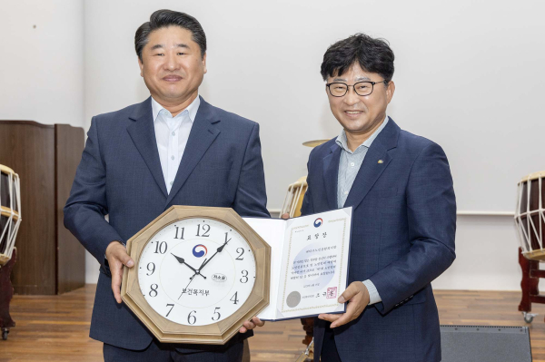 (사진 왼쪽부터)김형식 대덕구노인복지관장과 최충규 대덕구청장이 노인 인권 증진 유공 보건복지부장관 표창을 받은 후 기념사진을 찍고 있다.