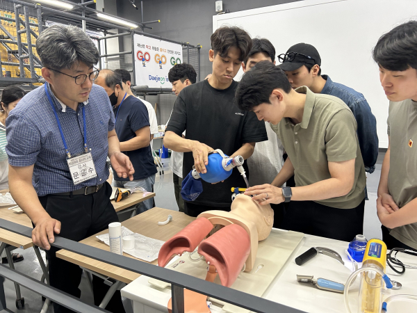 권역외상센터 문윤수 교수가 실습장에서 외상 술기 교육을 하고 있다.