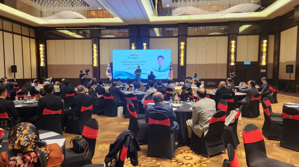 지난 20일 말레이시아 쿠알라룸푸르 인터콘티넨탈 호텔에서 한국 말레이시아 물관리 협력 행사 ‘Korea-Malaysia Water Infrastructure Day’를 개최했다. 행사에 참석한 김영일 한국수자원공사 수도부문이사 직무대행이 인사말을 하고 있다.