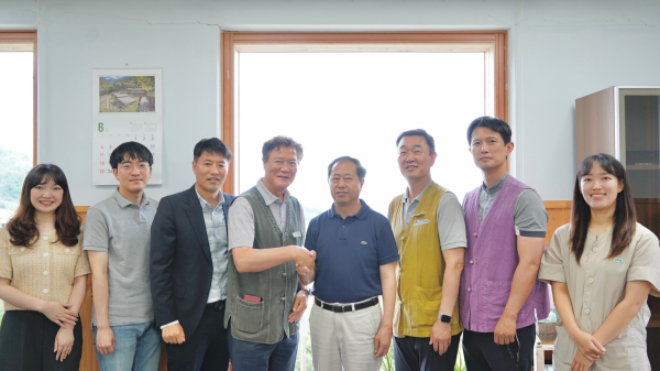 지난 22일 경북 영주시 봉현면 국립산림치유원 원장실에서 국립산림치유원 원장 권영록(가운데 왼쪽) 및 직원들, FAO 한국협력연락사무소 소장 탕 솅야오(가운데 오른쪽)과 관계자들이 기념사진