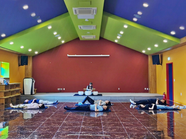 지난 22일 경북 영주시 봉현면 국립산림치유원 명상센터에서 FAO 관계자들이 크리스탈 싱잉볼 명상 프로그램에 참여하고 있다.