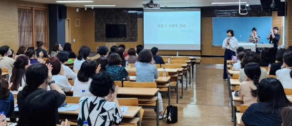 조리원 대상 식중독 예방 집합교육 진행 모습