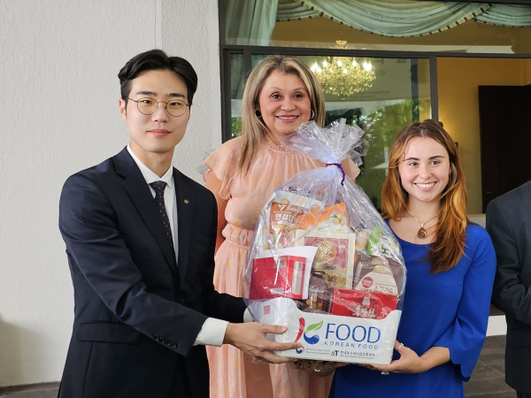 멕시코 참전용사 유족에게 ‘K-푸드 꾸러미’ 전달