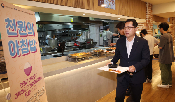 박희조 동구청장이 지난 22일 우송대학교 내 학생 식당 찾아 식사