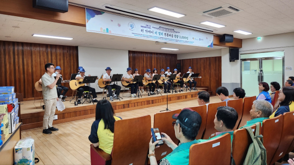 지난 24일, 진잠동 마을공동체 연대회의가 개최된 가운데, 기타 공연이 진행되고 있다