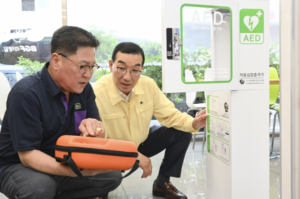 CU 대전유천본점을 찾아 현장점검 중인 김광신 중구청장(오른쪽)