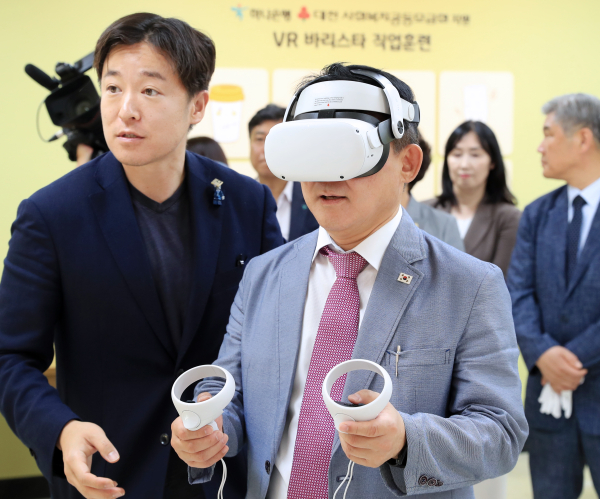 발달장애인 VR직업훈련실 개소(VR 체험중인 서철모 청장)