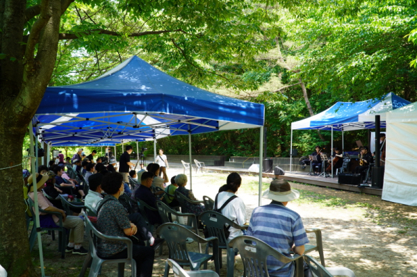 수통골을 찾은 방문객들과 지역주민들이 ‘제4회 한밭대 수통골 문화축제’ 숲속 콘서트를 관람하고 있다.