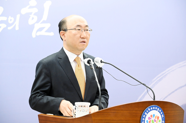 하반기 간부공무원 인사 관련 기자회견을 하고 있는 김기영 충남도 행정부지사.