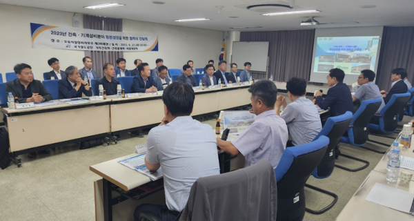 국가철도공단 건축ㆍ기계설비 분야 및 협력사 관계자들이 27일 시설장비사무소 회의실에서 동반성장 간담회를 시행하고 있다.