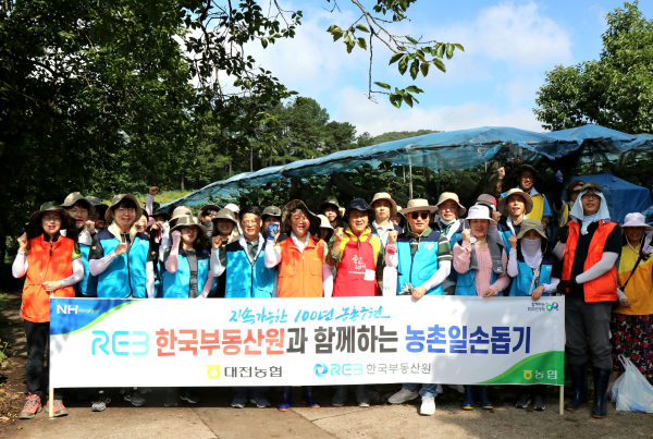 장마철 포도재배 농가 찾아 일손돕기 봉사활동 후 단체사진