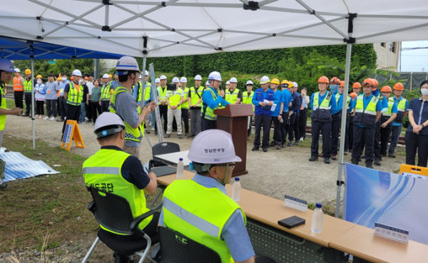 27일 부산역에서 ‘드론테러에 의한 재난대응 합동훈련’을 시행하고 있다.
