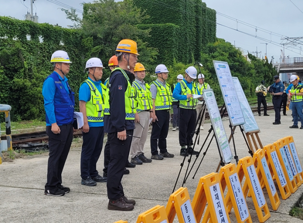 27일 부산역에서 ‘드론테러에 의한 재난대응 합동훈련’을 시행하고 있다.