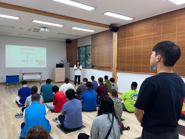 지난 26일 한국산림복지진흥원 국립장성숲체원(전남 장성군 북이면)에서 ‘2023년도 대학생 현장실습학기제’ 실습생이 산림치유프로그램을 참관하고 있다.
