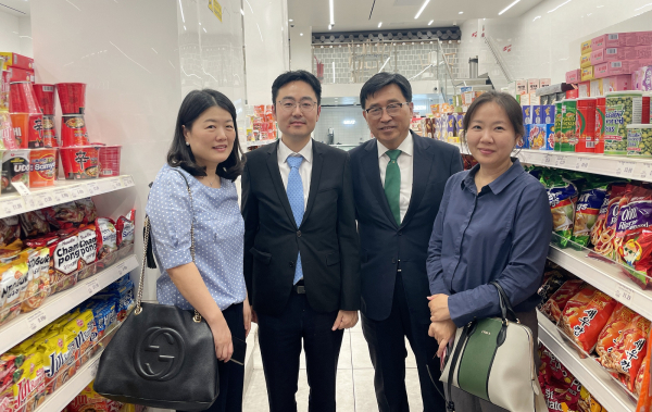 영국 내 한국식품점 방문 현장 사진 * 김춘진 한국농수산식품유통공사 사장(우측2번째)