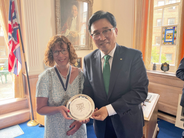 영국 런던 킹스턴구 의회 방문 현장 사진 * (좌측부터) 김동성(Robert Kim) 킹스턴구 의원, 안드레아스 커쉬(Andreas Kirsch) 킹스턴구 의회 의장, 다이애나 화이트(Diane White) 킹스턴구 시장, 김춘진 한국농수산식품유통공사 사장, 장정은 한영문화교류재단(KBCE, Korean British Cultural Exchange) 이사