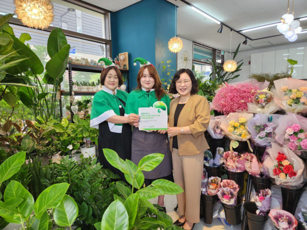 '꽃에반하다, 초록우산 세종지역본부에 나눔실천'/ 왼쪽부터 꽃에반하다 최인숙 대표, 명선연 대표, 초록우산 어린이재단 세종지역본부장 박미애