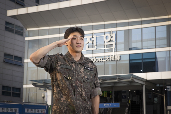 대전역 광장에 조성된 ‘전역 기념 포토존’에서 촬영 (수비수 강윤성 영입)