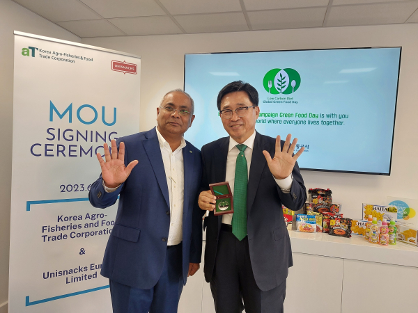 한국농수산식품유통공사-영국 유니스낵 업무협약 * 한국농수산식품유통공사 김춘진 사장(우측), 유니스낵 하이드 하니퍼 대표(좌측)