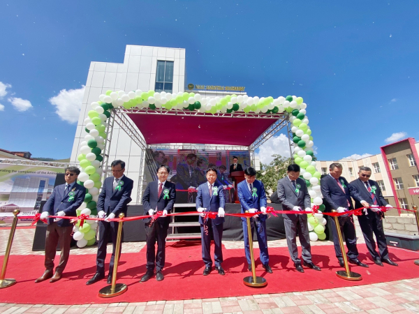 28일 몽골 올란바토르에서 개최된 수의진료 역량 강화사업 준공식에서 테이프커팅을 하고 있다.