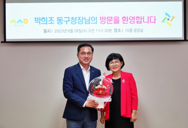 김인식 대전시사회서비스원 원장(사진 오른쪽)이 박희조 동구청장(사진 왼쪽)에게 환영의 의미를 담은 꽃풍선을 전하고 있다.