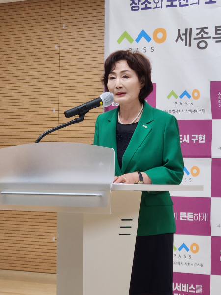 ‘6월 정책세미나’에서 인사말하는 김명희 원장